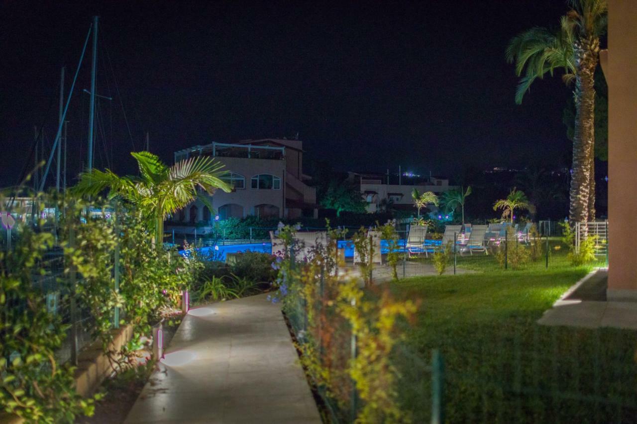 Residence Delfino, Portorosa Фурнари Екстериор снимка